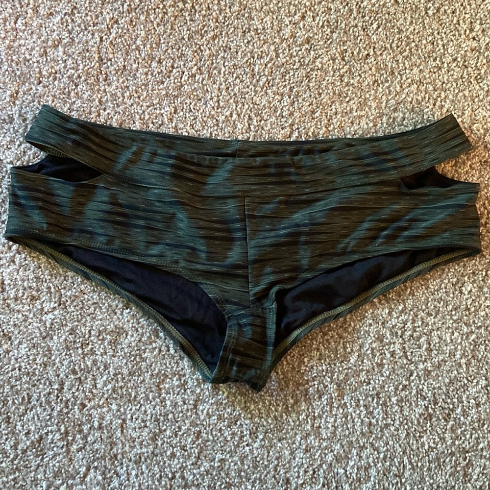 Athleta Size XL Ariel Cut Out Dolphin Short Swimsuit Bottom